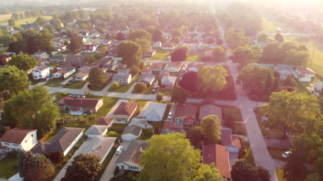 Vista-aérea-de-casas-residenciales-en-verano.-Barrio-americano,-suburbio.--Bienes-raíces,-disparos-de-drones,-amanecer,-luz-solar,-desde-arriba.