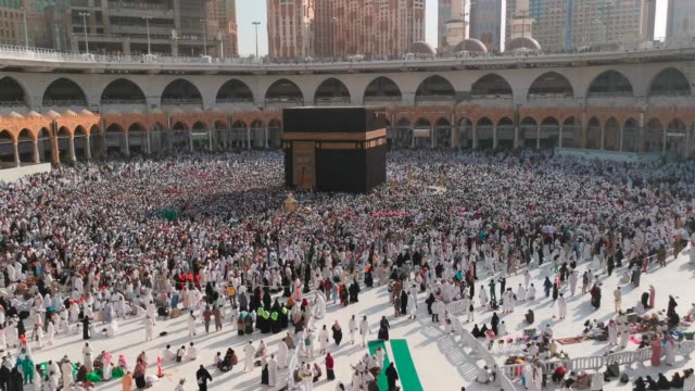 MECCA,-SAUDI-ARABIA,-April--2019---Muslim-pilgrims-from-all-over-the-world-gathered-to-perform-Umrah-or-Hajj-at-the-Haram-Mosque-in-Mecca.