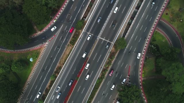Luftbild-Autobahnstraße-mit-kreisenden-Drohne-Winkel-sudirman-jakarta