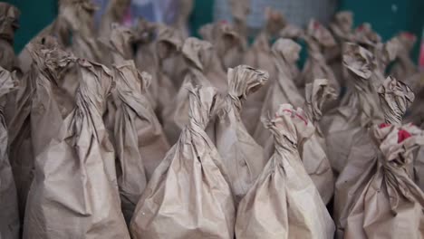 Pájaros-envuelto-en-bolsas-de-papel-en-el-mercado-de-aves-de-Yogyakarta,-Java,-Indonesia