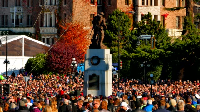 Nahaufnahme-von-einem-Soldaten-Denkmal-Cenotaph-und-sehr-große-Menschenmenge-auf-Remembrance-Day