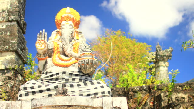 Ganescha-in-Hindu-Tempel-in-Bali-einen-Wolken-Zeitraffer