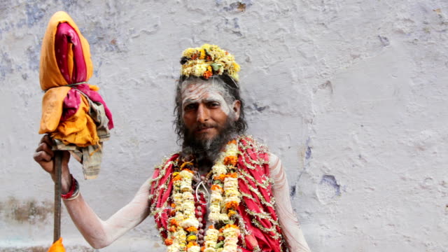 Porträt-von-eine-heilige-Sadhu-in-Varanasi,-Indien.