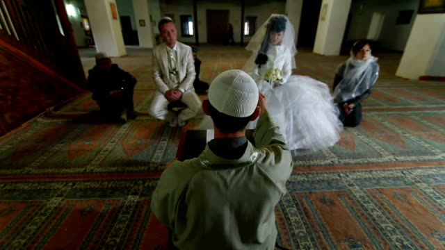 Imam-predicando-en-la-ceremonia-de-boda-Nikah-en-mezquita