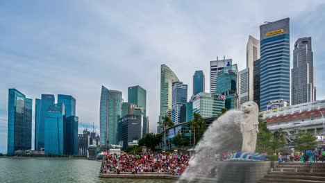 The-Merlion-fountain-&-Singapore-skyline