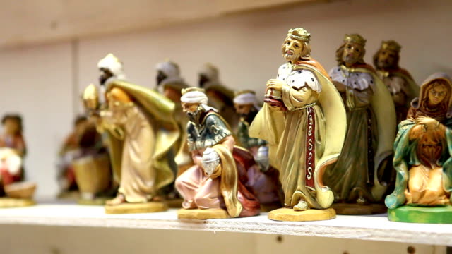christmas-woman-shopping-in-market-store,-magi-statuette