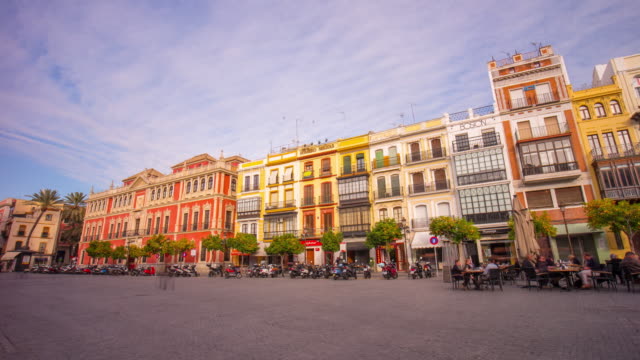 Sevilla-sonniger-Tag-Tourist-Quadratmeter-Panorama-mit-scooter,-ein-Café-und-4-k-Zeitraffer-Spanien