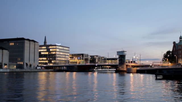 Zeitraffer-von-Kopenhagen-Kanal-und-die-Brücke