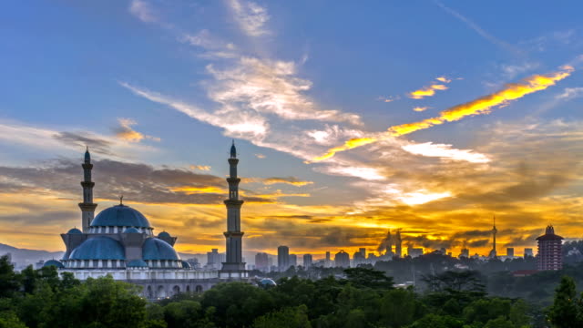 Amanecer-en-la-mezquita-Federal-Kuala-Lumpur-con-horizonte-silueta-de-la-ciudad-de-Kuala-Lumpur.