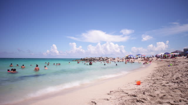 USA-Sommer-sonniger-Tag-Miami-Strand-Tourist-Meer-4-k-Zeitraffer-Florida