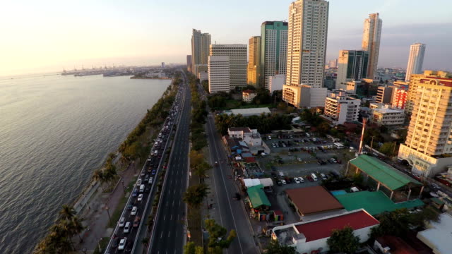 Sobrevolando-la-Avenida-de-Roxas-en-Manila