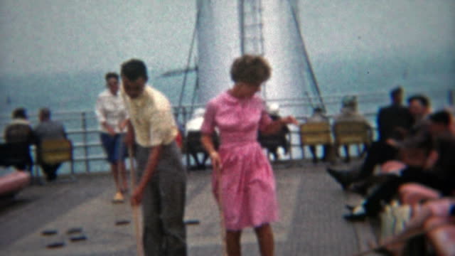 1964:-Jugendliche-in-der-Liebe-spielen-Shuffleboard-auf-einem-Schiff-zusammen.