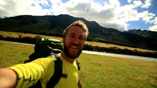 Sin-Retrato-de-hombre-joven-excursionismo-en-Nueva-Zelanda