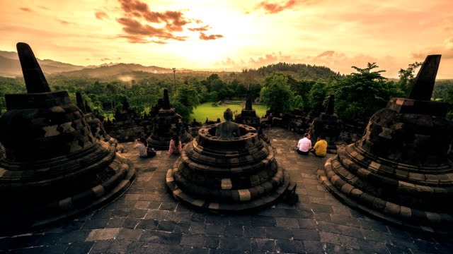 Estatua-de-Buda-en-el-stupa-abierto-en-el-templo-de-Borobudur-al-atardecer-en-Java,-Indonesia.-FullHD-Timelapse---Java,-Indonesia