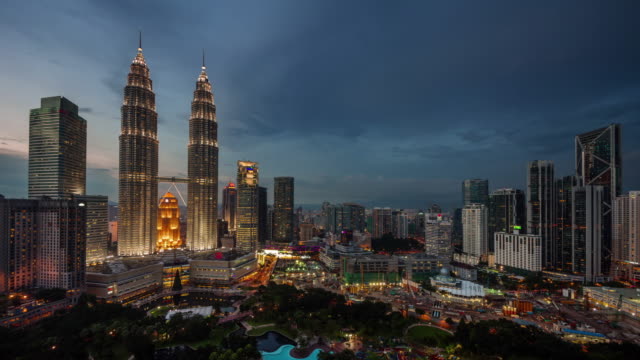 Tag-bis-Nacht-Beleuchtung-von-berühmten-Gebäuden-4-k-Zeit-verfallen-von-Kuala-Lumpur