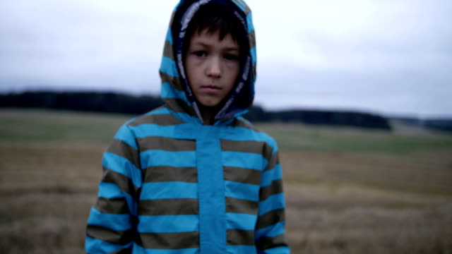 Flüchtling-Junge-schaut-mitfühlend-in-die-Kamera,-obdachloser-Junge,-Schmerzen-im-Gesicht