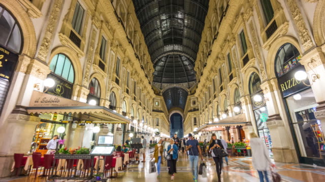 Italien-Galleria-Vittorio-Emanuele-Straße-Einkaufsnacht-Gehzeit-Panorama-4-k-hinfällig,-Mailand