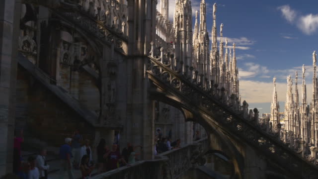 Italia-día-tiempo-Milán-duomo-Catedral-en-la-azotea-vista-punto-turístico-atestado-panorama-4k