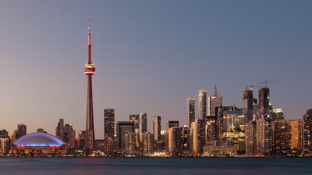 Toronto,-El-horizonte-de-día-a-noche