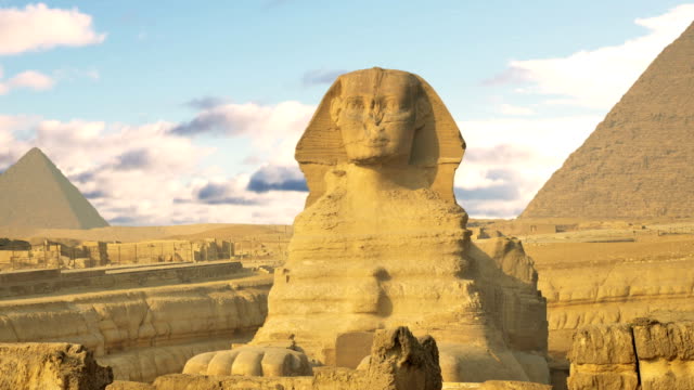 Lapso-de-tiempo.-Nubes-sobre-la-pirámide-de-Keops-y-la-esfinge.-El-Cairo-Egipto.