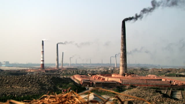 Ziegelstein-Fabriken-Rohre-in-Dhakka,-Bangladesch.