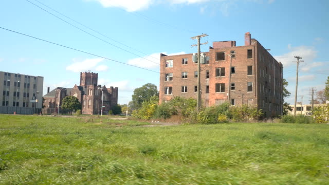POV:-Viejo-abandonado-edificio-de-viviendas-en-la-parte-industrial-de-la-ciudad-de-Detroit-en-descomposición