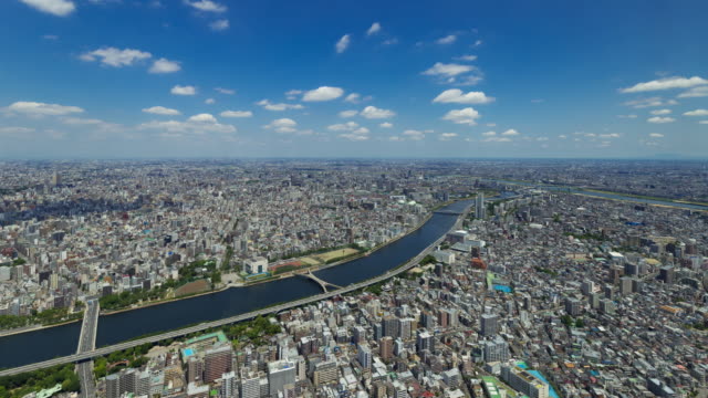 Zu-Fuß-in-der-Luft-(blaue-Himmel-&-Wolke-Form-bei-Tokyo-City)