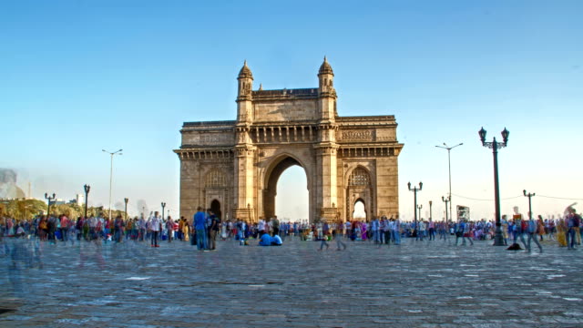 Time-lapse-shot-of-people-moving-around-Gateway-of-India-on-a-bright-sunny-day,-Mumbai,-India