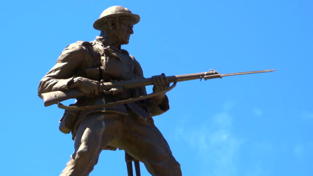 Soldado-guerra-estatua-monumento,-militar-lucha,-recuerdo-de-bronce