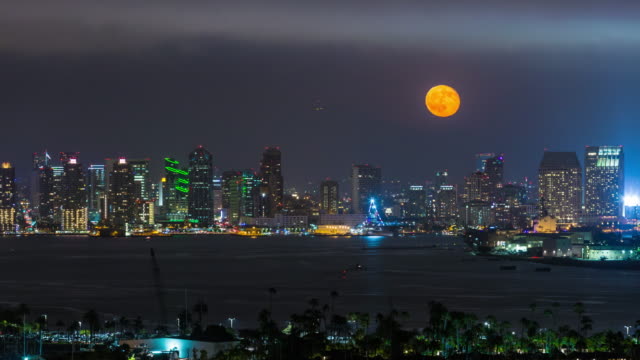 Die-Innenstadt-von-San-Diego-Moon-Rise-Timelapse
