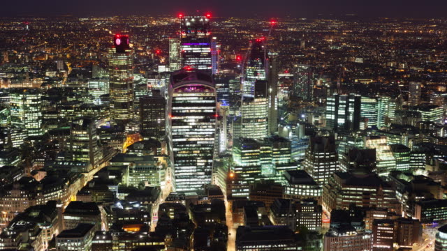 Erhöhten-Blick-auf-die-finanziellen-Stadtteil-von-London-in-der-Nacht