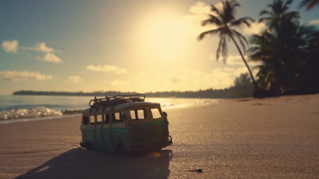 Wunderschönen-tropischen-Insel-Strand-Sonnenaufgang-und-Auto-Miniatur-video