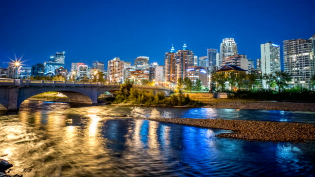 Calgary-Fluss-Zeitraffer-von-Skyline-bei-Nacht-4k-1080p