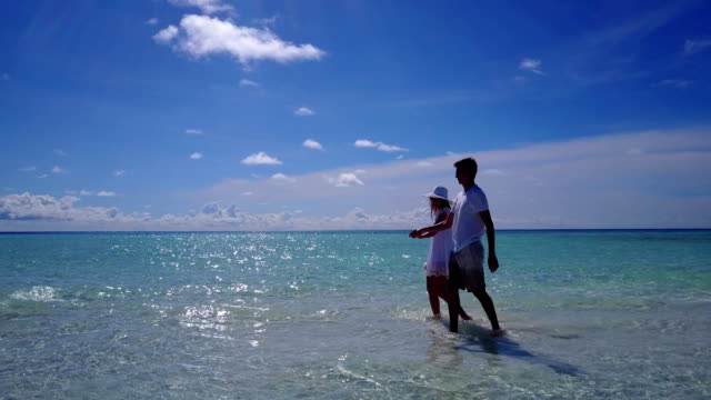 v03948-fliegenden-Drohne-Luftaufnahme-der-Malediven-weißen-Sandstrand-2-Personen-junges-Paar-Mann-Frau-romantische-Liebe-auf-sonnigen-tropischen-Inselparadies-mit-Aqua-blau-Himmel-Meer-Wasser-Ozean-4k