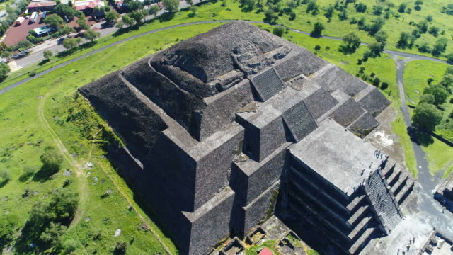 Vista-aérea-de-las-pirámides-en-Mesoamérica-antigua-ciudad-de-Teotihuacán,-pirámide-de-la-luna,-Valle-de-México-desde-Centroamérica,-4-k-UHD