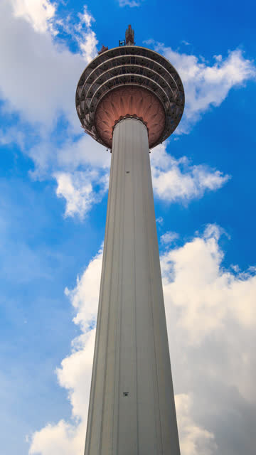 Menara-Kuala-Lumpur-(KL-Tower)-von-Malaysia-4K-Zeitraffer-(vertikal,-verkleinern)