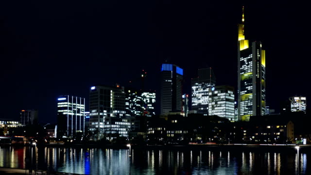 Frankfurt-Skyline-bei-Nacht-(Time-Lapse-in-4K)