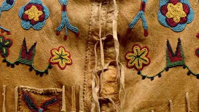 Details-der-Perlen-aus-der-Indianer-Kleidung