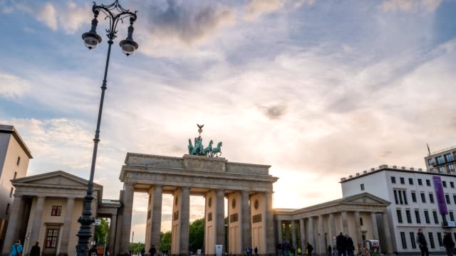 Berlin-city-skyline-sunset-timelapse-at-Brandenburg-Gate-(Brandenburger-Tor),-Berlin,-Germany,-4K-Time-lapse