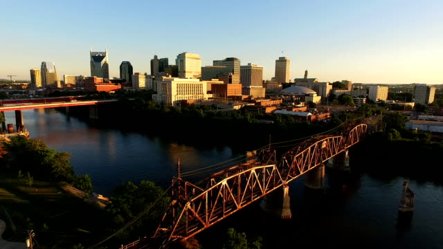 Río-de-Cumberland-de-arquitectura-de-horizonte-de-Nashville-Tennessee-centro-ciudad