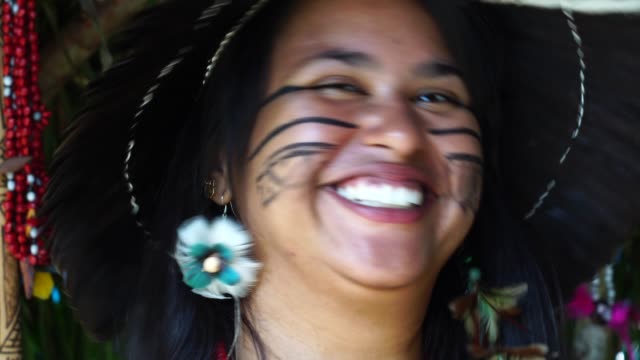 Mujer-brasileña-nativa-de-una-tribu-indígena