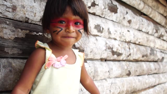 Lindo-niño-brasileño-nativo-de-Tupi-Guarani-tribu,-Brasil