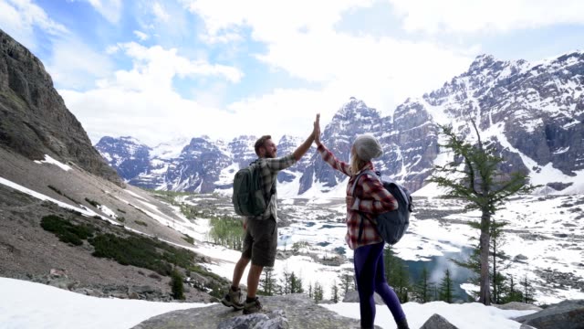Paar-Wandern-in-den-Kanadier-Rockies-Berggipfel-erreichen-und-geben-ein-high-Five,-feiern
