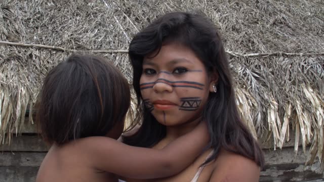 Brasilianische-Teenager-Mädchen-mit-ihrem-baby
