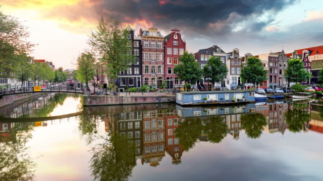 Amsterdam-Canal-befindet-sich-am-Sonnenuntergang-Reflexionen-Zeitraffer,-Niederlande