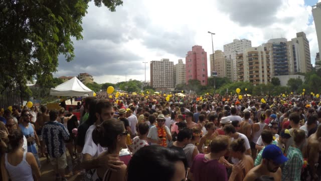 Brasilianische-Volk-feiert-Karneval-auf-Straße