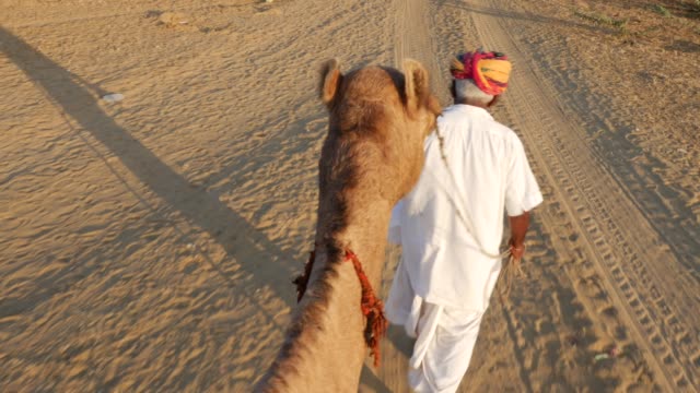 Punto-de-vista-de-un-paseo-de-camello-en-las-dunas-de-arena-en-el-desierto