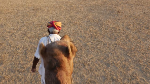 Punto-de-vista-de-un-paseo-de-camello-en-las-dunas-de-arena-en-el-desierto