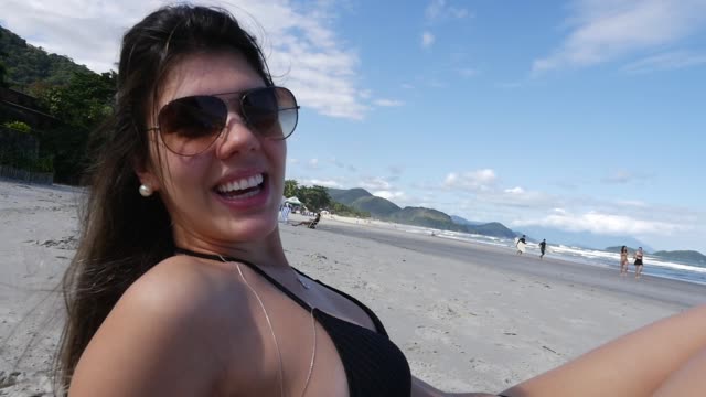 Brasilianische-Frau-am-Strand-entspannen