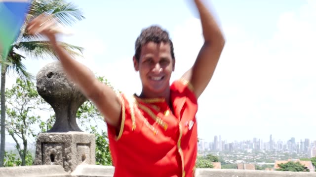 Brasilianische-Kerl-tanzen-Frevo-in-Olinda,-Brasilien